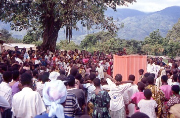 Theaterzuschauer in Uganda